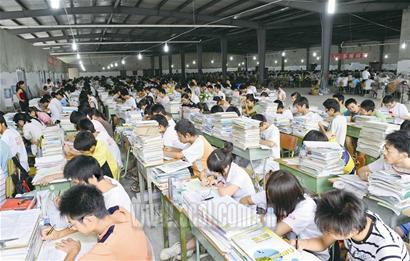 世界最大教室里2000高考生同时开考-学科网中