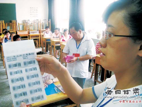 兰州中考首日天气爽 考生听歌励志-中学学科网