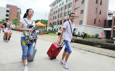 百年华南女子学院迎首批男生