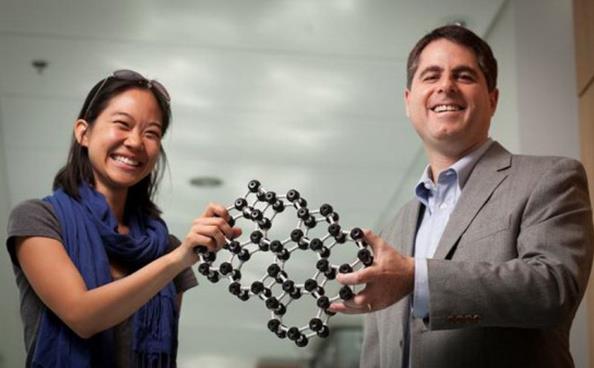 科学家发现世界最薄玻璃 仅一个分子厚度-英语
