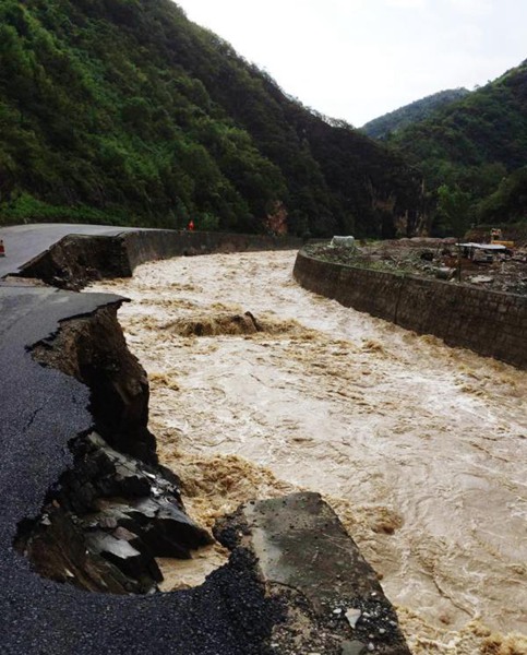 陕西5a级景区遭暴雨洪水袭击 300多名游客滞留