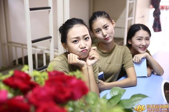 高颜值空乘六姐妹走红 被称最美军训宿舍-高考