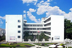 >> 资讯内容      湖北省浠水县实验高中坐落在长江之畔