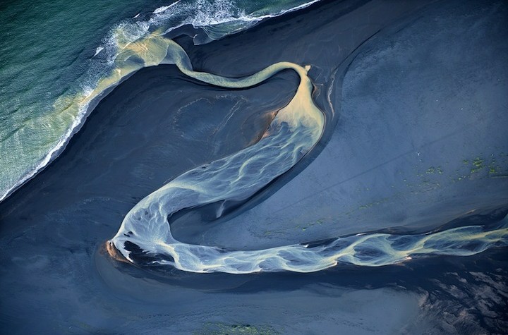 航拍冰岛火山溪流:蜿蜒曲折似抽象画[图]