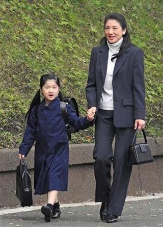 (日本太子妃雅子陪同爱子公主上学)