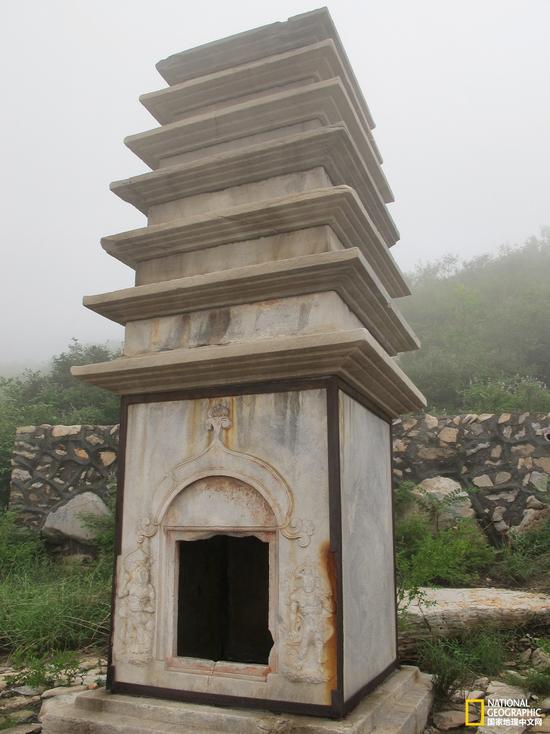 金仙公主塔建于石经山五台峰顶,后壁篆有《山顶石浮图后记》.